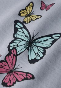 Diseño gráfico que presenta mariposas coloridas: azules, rosas y amarillas sobre un fondo gris claro, con contornos audaces y patrones detallados en las alas.