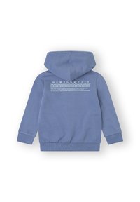Sudadera de color azul claro con un estampado en la parte posterior que presenta "NEWYORKCITY" y líneas gráficas. Hecha de tejido suave, con capucha y puños de canalé.