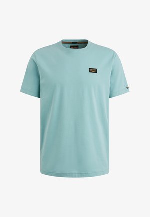 Hellblaues Baumwoll-T-Shirt mit rundem Halsausschnitt, kurzen Ärmeln und einem kleinen schwarzen Logopatch auf der Brust. Glatte Textur und lässige Passform.