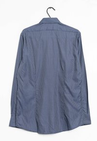 Camicia a maniche lunghe di colore blu scuro con un motivo a quadri. Presenta un colletto classico, polsini abbottonati e un orlo dritto.