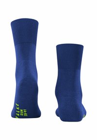Niebieskie skarpety sportowe z prążkowanym obramowaniem, gładką teksturą i limonkowym logo na podeszwie. Zaprojektowane z myślą o komforcie i wydajności.