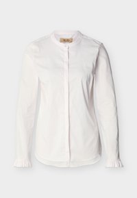 Λευκό μπλούζα με μακριά μανίκια και λαιμόκοψη τύπου band, με κρυφή σειρά κουμπιών, διακριτικές κάθετες ρίγες και μανσέτες με βολάν, παρουσιάζεται σε απλό φόντο.