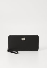 Portafoglio nero con zip fatto di materiale sintetico liscio. Presenta una placca con logo argentato e un manico per un facile trasporto.