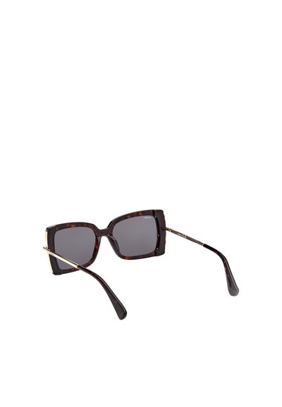 Želvovinové sluneční brýle se čtvercovými čočkami, tmavě šedými čočkami a elegantními kovovými detaily na stranicích, s lesklým povrchem.