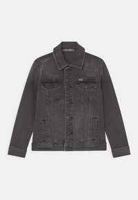 Černá džínová bunda s špičatým límcem, zapínáním na knoflíky vpředu, dvěma náprsními kapsami a opranými detaily na látce.