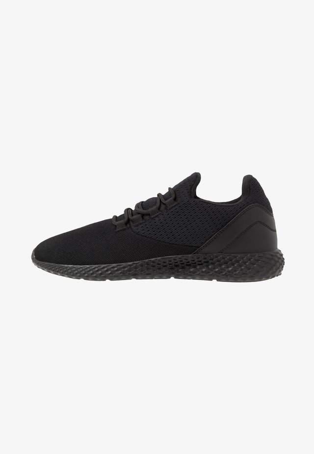 Trainers - black