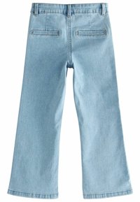 Jean en denim bleu clair avec un design à jambes larges. Comprend deux poches arrière avec des coutures horizontales et une finition nette le long des ourlets.