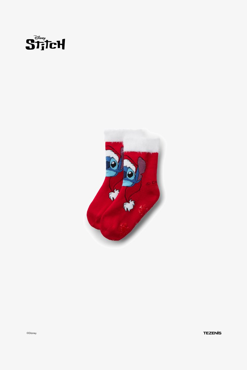 Chaussettes rouges avec un revers blanc duveteux, présentant un motif de personnage de dessin animé. Le matériau semble doux avec une texture confortable et un thème festif.