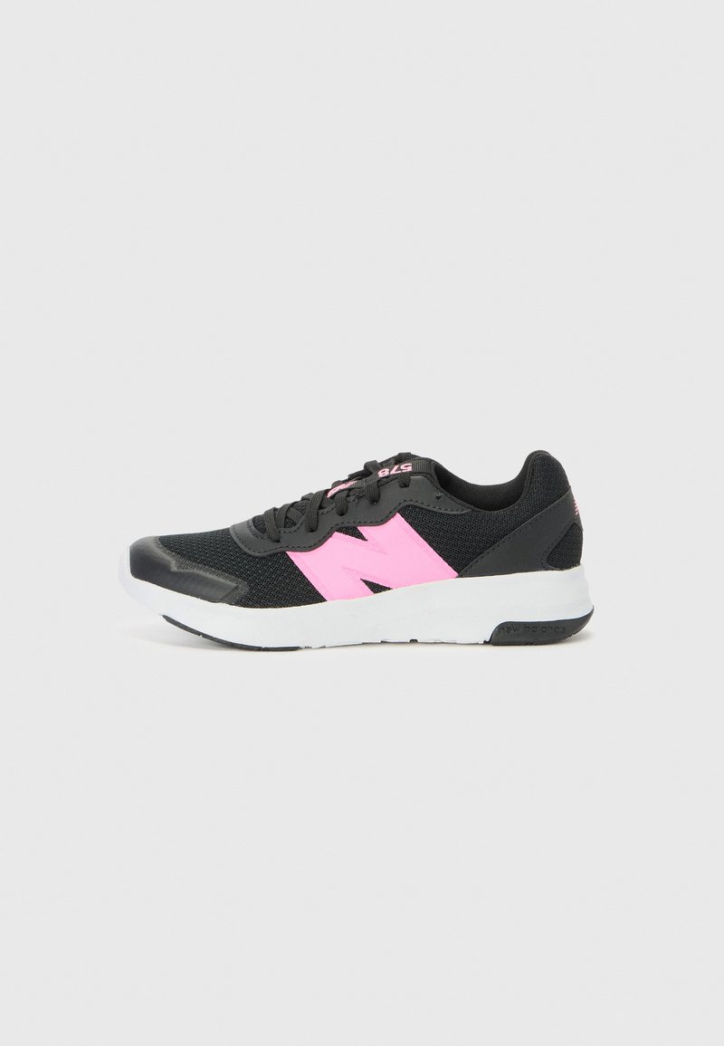Chaussure de sport noire avec des accents roses, tige en mesh, semelle en caoutchouc et un logo distinct sur le côté. Présente un design à lacets et un col rembourré.