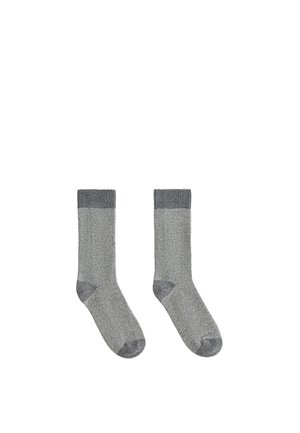 Paire de chaussettes grises en maille, à tige courte, avec des bords-côtes foncés et des talons et pointes renforcés.