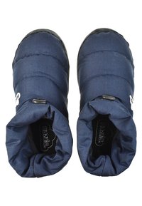 Zapatos de lona navy sin cordones con parte superior de tejido acolchado y puños elásticos, con una etiqueta de logo en el lateral y una suela de goma negra texturizada.