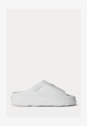 Άσπρο τσόκαρο χωρίς κορδόνια με κλειστή μύτη, οπές αερισμού στο πάνω μέρος και υφή στην σόλα για καλύτερη πρόσφυση, εμφανίζεται από την πλευρά σε απλό φόντο.