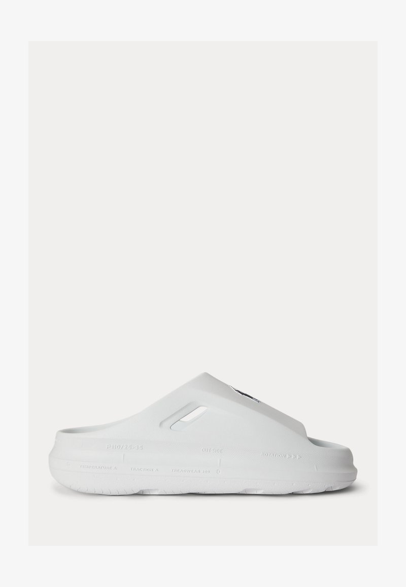 Άσπρο τσόκαρο χωρίς κορδόνια με κλειστή μύτη, οπές αερισμού στο πάνω μέρος και υφή στην σόλα για καλύτερη πρόσφυση, εμφανίζεται από την πλευρά σε απλό φόντο.