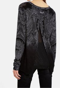 Langärmliges Strickoberteil mit einem schwarz-grauen Paisleymuster, einem ausgeschnittenen Rücken und umgeschlagenen Ärmeln mit einer texturierten Oberfläche.