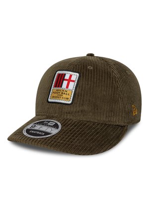 Olive zelena kordurojska kapa s ravnim vizirjem, z vezenim šivom v rdeči in beli barvi ter črnimi robovi. Zapiranje s snapback mehanizmom.