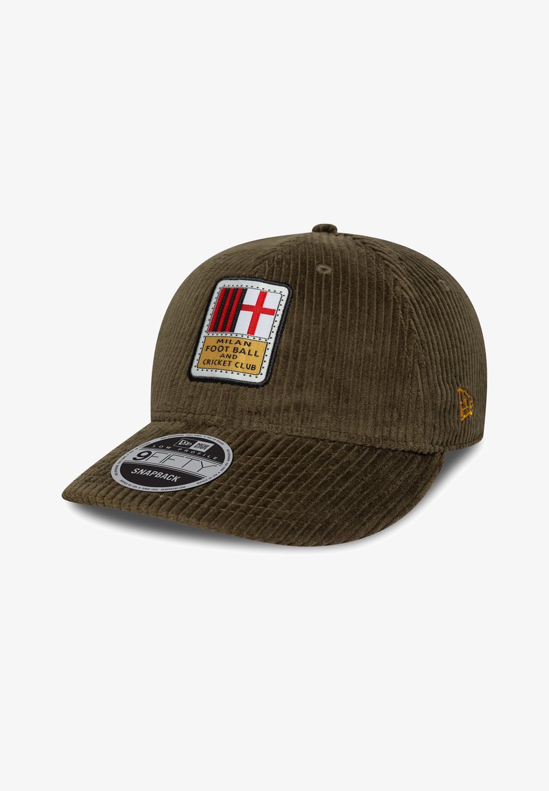 Olive zelena kordurojska kapa s ravnim vizirjem, z vezenim šivom v rdeči in beli barvi ter črnimi robovi. Zapiranje s snapback mehanizmom.