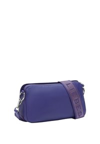 Borsa a spalla rettangolare viola in pelle con zip argentata e tracolla in tessuto regolabile con il marchio "LIEBES."