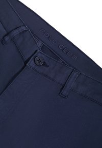 Marinblå chinos tillverkade av slätt tyg med knappstängning, bälteshällor och präglad logotyp på midjan, med en elegant, skräddarsydd passform.