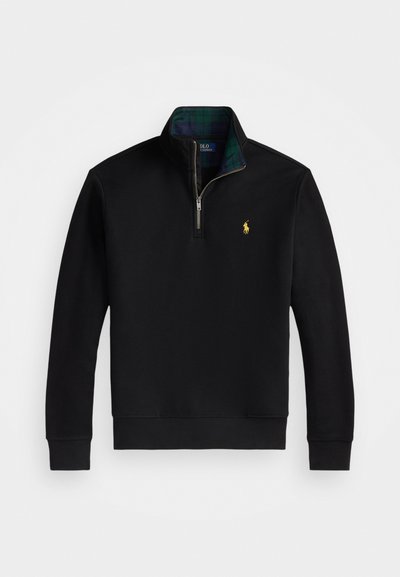 Svart quarter-zip hettegenser med lange ermer, grønn rutete fôrkrage og liten gul polo spiller-logo på venstre bryst.