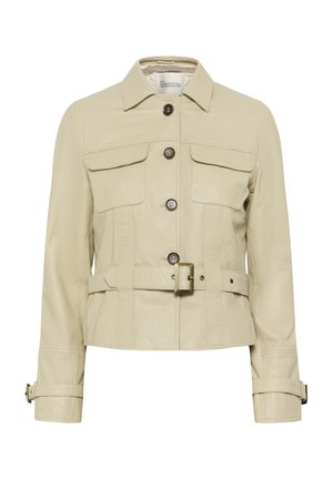 Veste beige boutonnée avec deux poches à rabat sur la poitrine, taille cintrée avec ceinture, et détails à boucle sur les poignets, coupe ajustée.