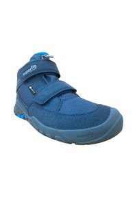 Zapatillas altas para niños de color azul con correas de velcro, tejido texturizado, suela de goma y la marca "superfit" en el lado y en la punta.