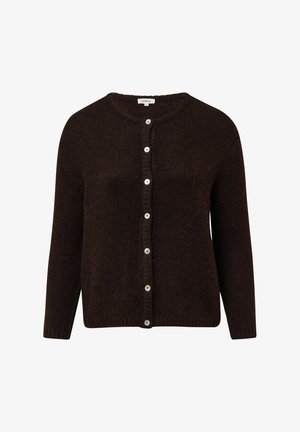 Cardigan en tricot marron foncé avec des manches longues et une rangée de boutons de couleur claire sur le devant, encolure ronde.