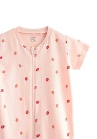 Tutina di cotone rosa con maniche corte, caratterizzata da una zip frontale e un motivo a fragole. Texture liscia con scollatura rotonda.