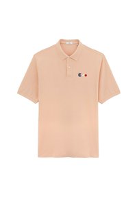 Perzikkleurig polo shirt met een kraag, korte mouwen en drie gekleurde stippen (blauw, rood en wit) geborduurd op de linkerborst.