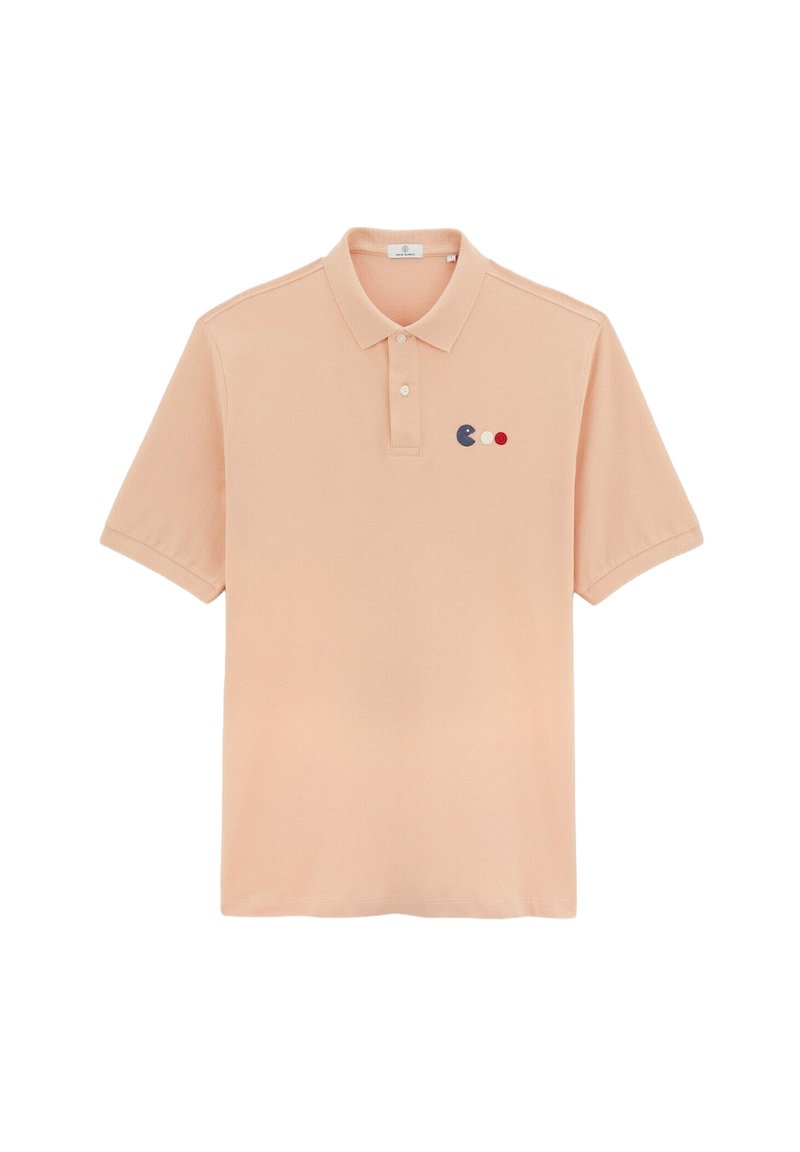 Perzikkleurig polo shirt met een kraag, korte mouwen en drie gekleurde stippen (blauw, rood en wit) geborduurd op de linkerborst.