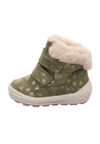 Zelené semišové kotníkové boty se stříbrnými vzory srdce, umělou kožešinou kolem kotníku a bílou podešví. Obsahují nastavitelné suché zipy pro bezpečné uchycení.