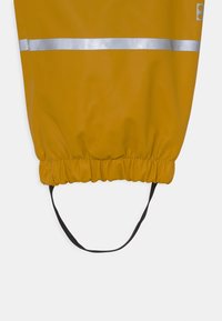 Geel waterdicht accessoire met een geraffineerde elastische onderkant, voorzien van een zilverkleurige reflecterende strip en een zwarte draagriem.