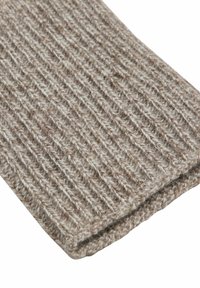 Tessuto a maglia rigata marrone con una texture morbida; due strati visibili nel bordo piegato; leggere variazioni di colore in tutto il tessuto.