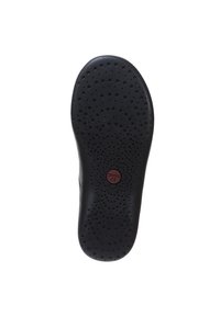 Suela de zapato de goma negra con un logo rojo redondo, texturizada con pequeñas perforaciones para mejorar el agarre y la amortiguación. Bordes suaves, forma contorneada.