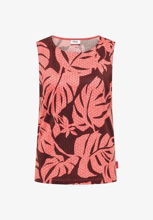 Femme aux longs cheveux bruns portant un haut sans manches corail à imprimé floral brun foncé et un jean bleu clair, vue de dos.