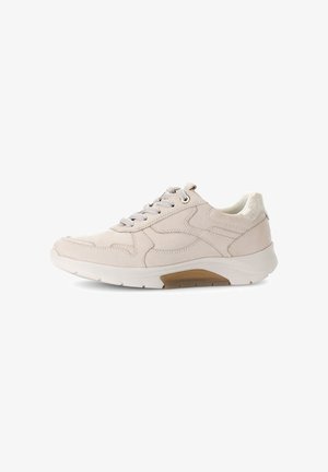 Beige sportieve schoen met een leren bovenwerk, gevoerde kraag en een structuurzool. Voorzien van reflecterende veters en een contrasterend rubberen hielaccent.