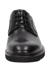 Chaussures noires en cuir, dotées d'une texture lisse, d'un bout arrondi et de six œillets pour le laçage. Semelle en caoutchouc noir épaisse avec un léger grip.