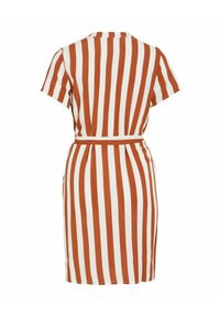 Robe à manches courtes avec des rayures verticales rouille et blanches, taille cintrée par une ceinture, longueur au genou, vue de dos sur fond blanc.