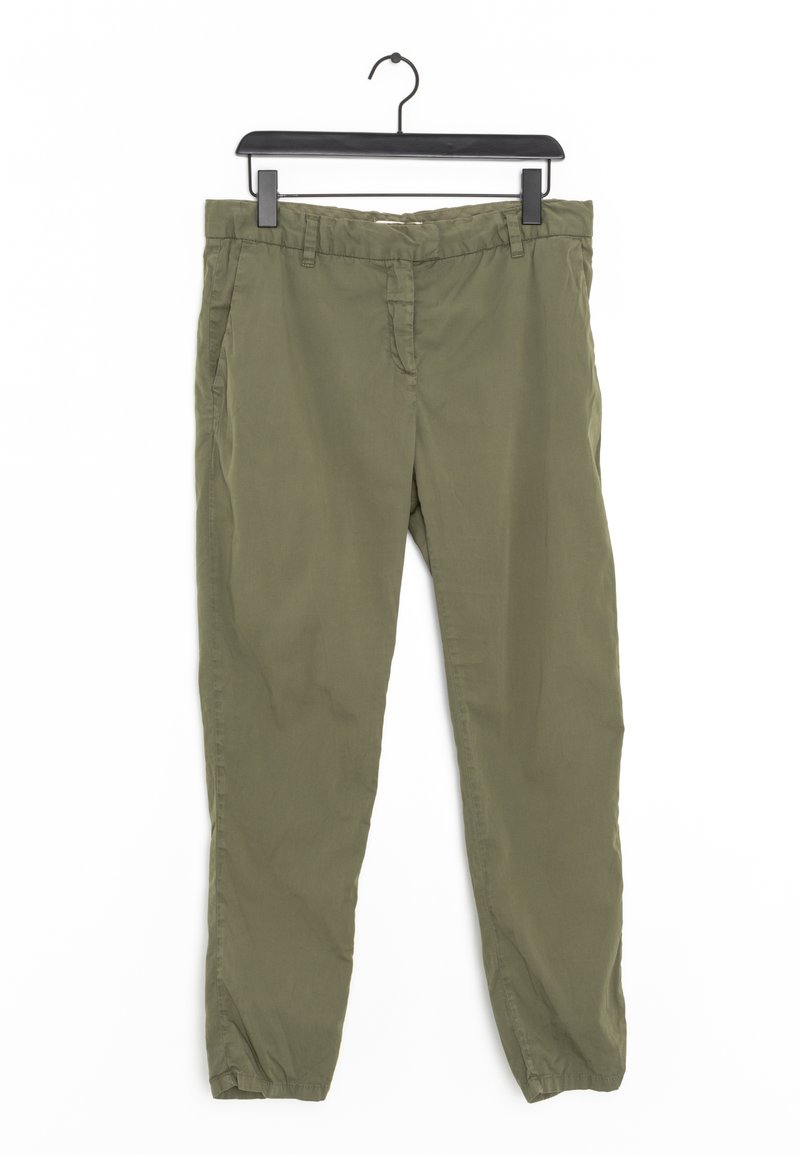 Pantalon décontracté vert olive avec passants pour ceinture et poches latérales suspendu à un cintre noir à clip contre un fond blanc.