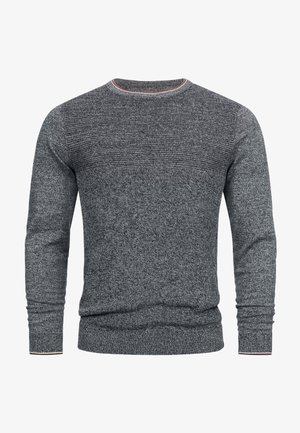 Maglione grigio a maglia con un design testurizzato, scollo a rotondo, maniche lunghe e bordo rosso a contrasto sul colletto.