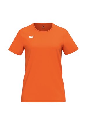 Camiseta deportiva naranja de manga corta con cuello redondo y pequeño logo blanco con forma de ala en el pecho izquierdo, mostrada sobre un fondo blanco liso.