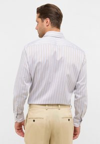 Gestreiftes Langarmhemd in Hellblau und Weiß mit orangefarbenen Akzenten; verfügt über einen klassischen Kragen und knöpfbare Manschetten; glattes Material.