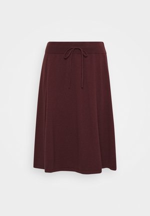 Jupe marron longueur genou avec une large ceinture élastique et un cordon noué à l'avant sur fond blanc.
