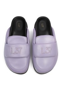 Liila nahkased pikkade sokidega kingad, millel on lai rihm ja embosseeritud "L37" logo, sujuva tekstuuriga ja pehme sisetallaga.