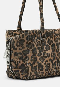 Borsa a tracolla con stampa leopardata realizzata in tessuto morbido, dotata di chiusura con zip, due manici e dettagli in metallo argentato sui lati.