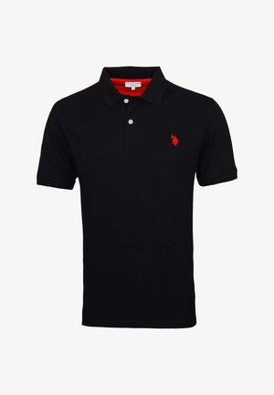 Schwarzes Polohemd mit kurzen Ärmeln, zwei weißen Knöpfen, rotem Innenkragen und kleinem roten Pferde- und Reiter-Logo auf der linken Brust.