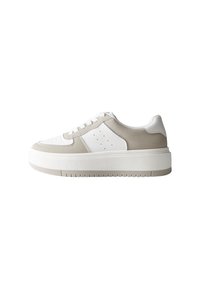 Zapatillas de cuero blanco y gamuza beige, con una suela de plataforma, puntera redonda y acentos perforados en los laterales.