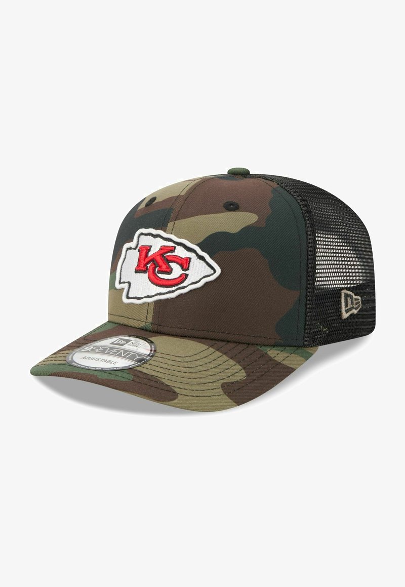 Tarnmuster-Baseballcap mit strukturiertem Vorderteil, Mesh-Rücken, rot gesticktem KC-Logo und einstellbarem Snap-Verschluss.