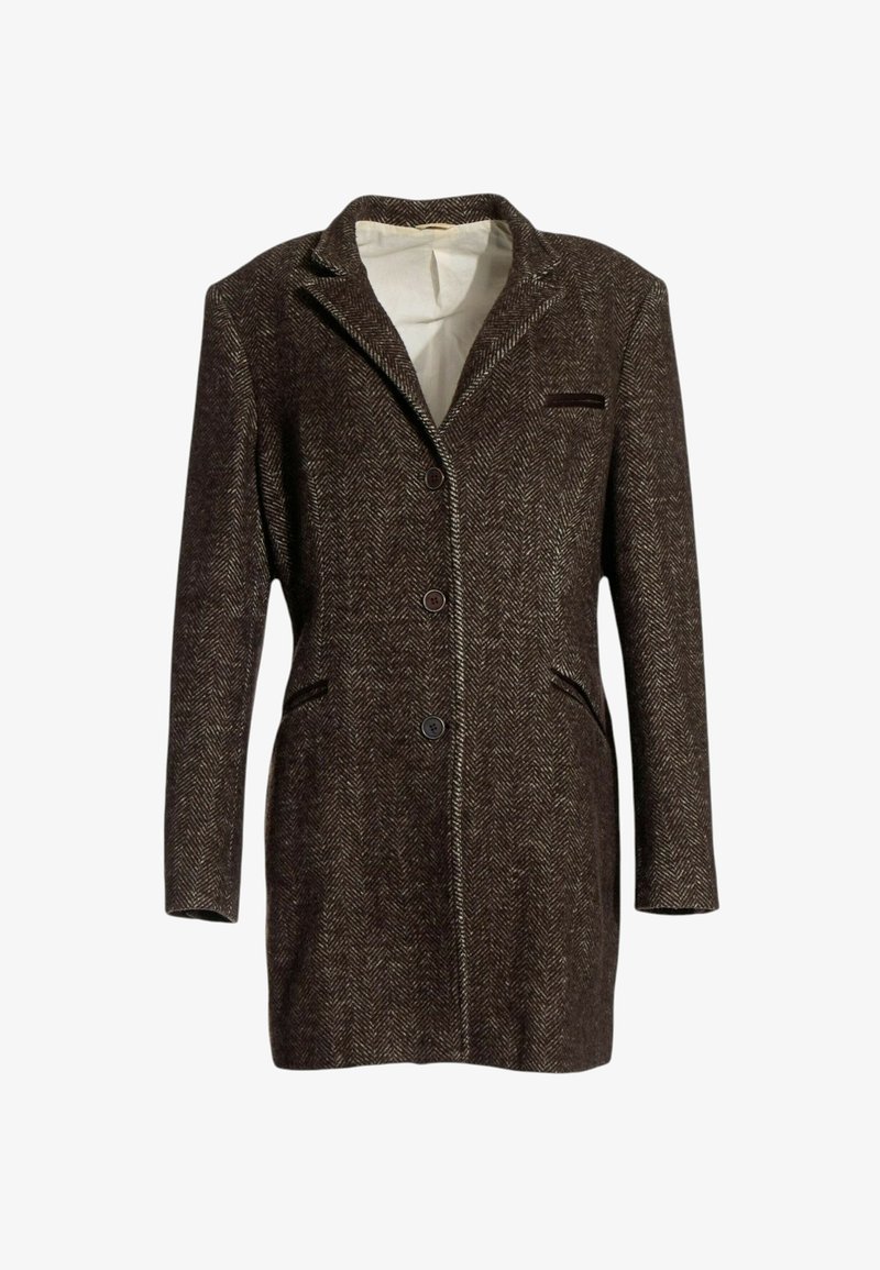 Manteau en laine marron foncé à chevrons avec trois boutons, col cranté, deux poches latérales et une poche poitrine, présenté sur fond blanc.