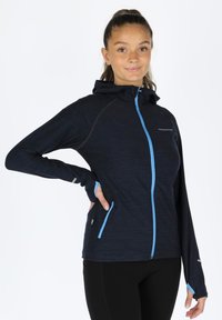 Giacca zip-up blu navy con cappuccio, caratterizzata da cerniere blu chiaro, maniche lunghe con aperture per i pollici e tasche laterali.