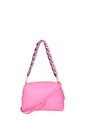 Borsa a tracolla in pelle rosa con forma curva, caratterizzata da una superficie texturizzata, tracolla a catena removibile e dettagli in metallo dorato.